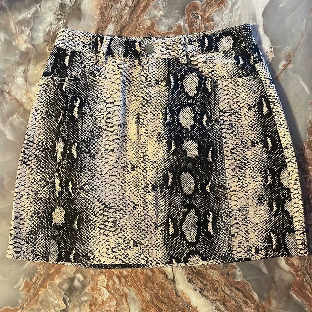 NWT Le Lis snake skirt size small